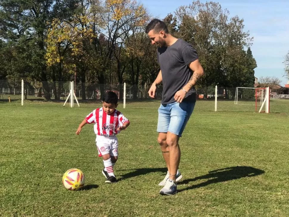 FELIZ. El pequeño S., de cuatro años, juega con el delantero de San Martín Luciano Pons y recibe sus mimos. prensa cat