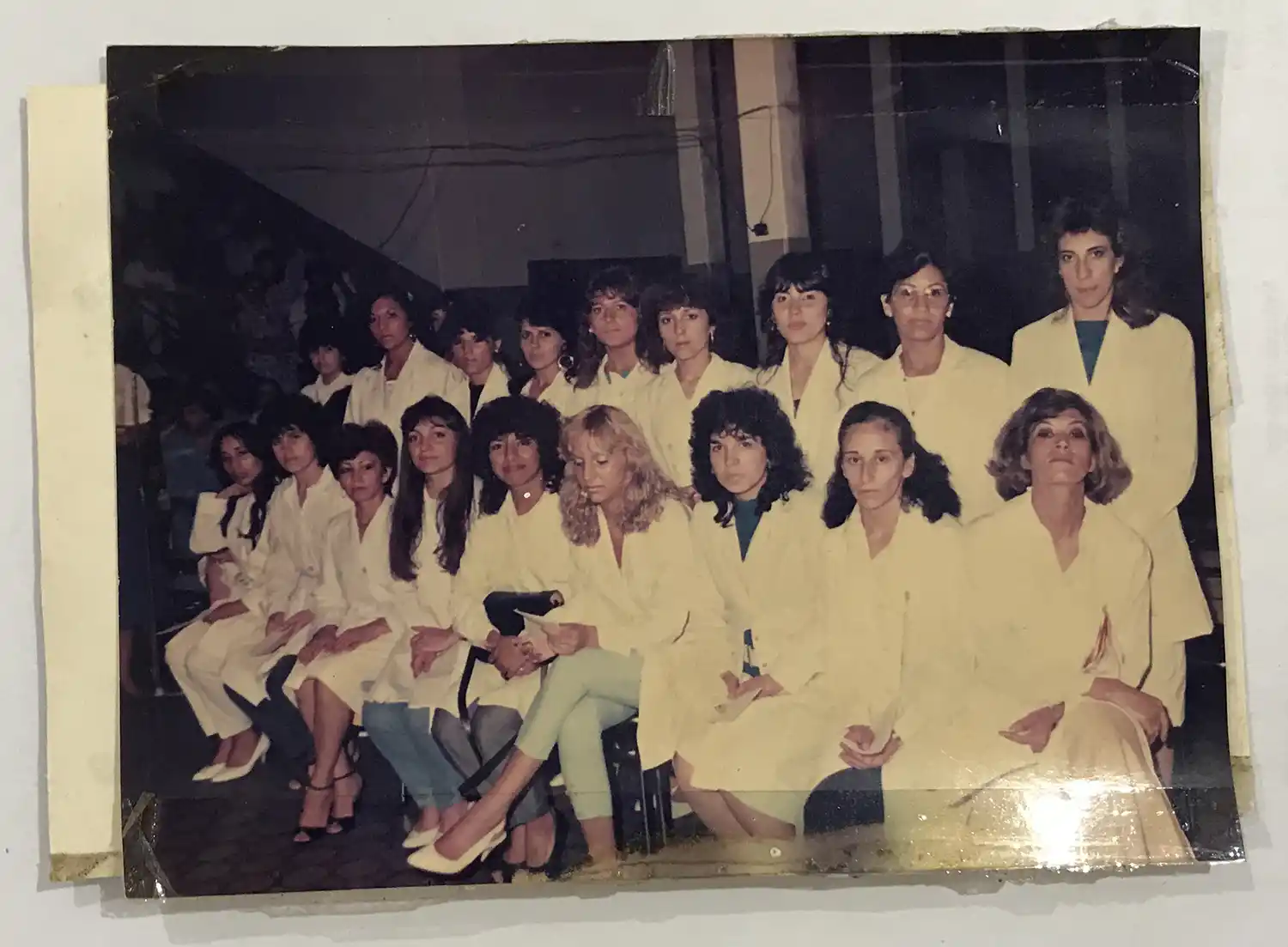 CON SUS COLEGAS DOCENTES. La última de la primera fila es Nelly, siempre desafiante.