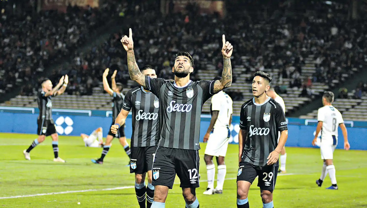 OTRO VALOR. El 2-3 ante Talleres en Córdoba tuvo un sabor muy distinto de la de ayer: marcó dos goles (uno agónico) y lo hizo con nueve hombres. 