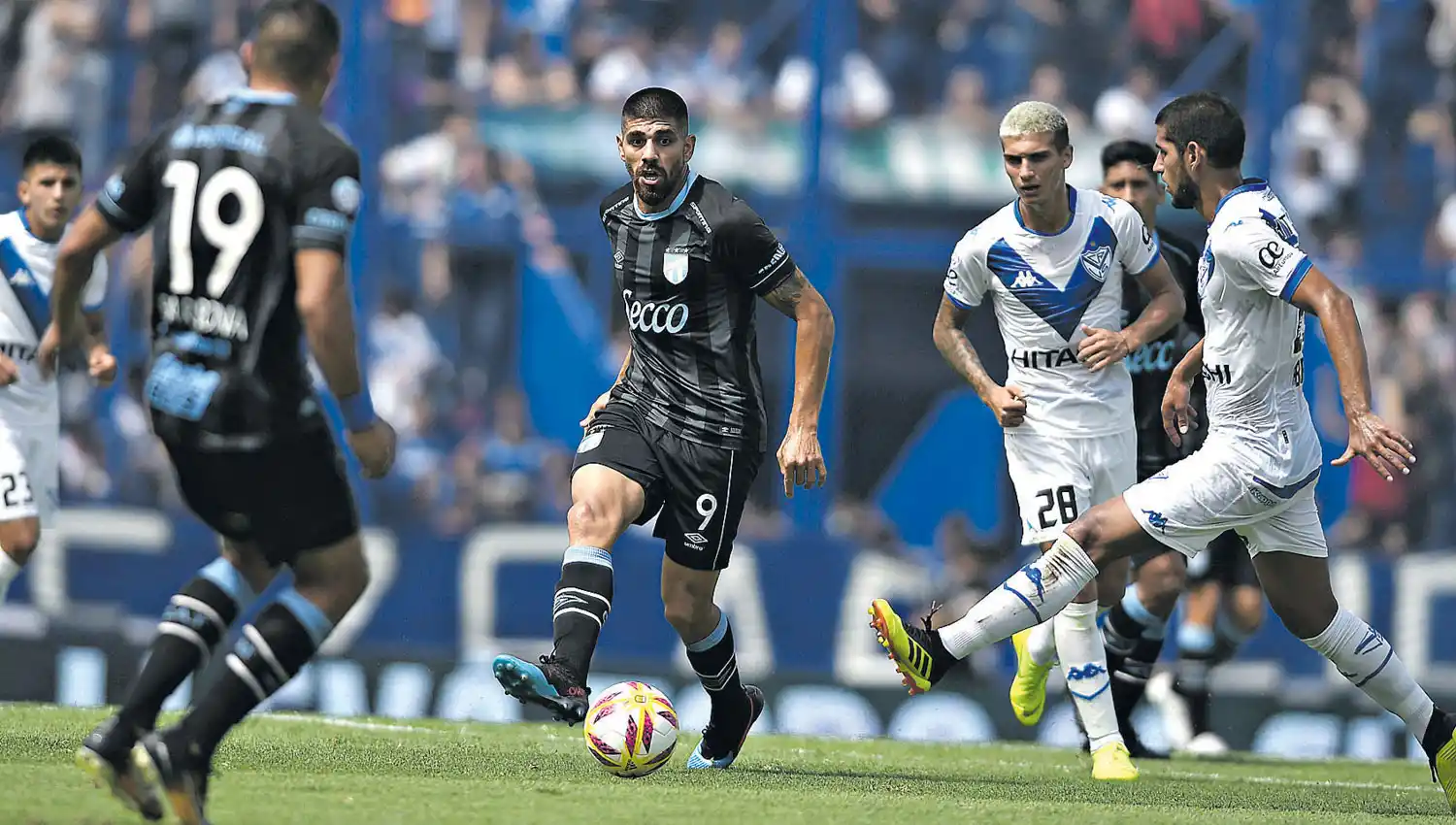 SIN ATENUANTES. En plena lucha por entrar a la Copa Libertadores y luego de perder el trascendental partido ante River, Atlético inició su racha de derrotas contra Vélez, a mediados de marzo. Fue 0-2 ante Vélez y sin merecer mucho más. Leandro Díaz (foto) fue titular.