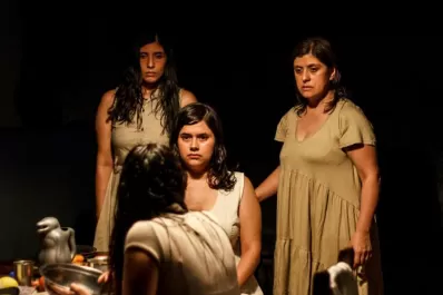 Voces múltiples dentro de cuatro cabezas