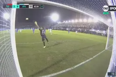 El disparo de Carrera que pudo ser el descuento para Atlético