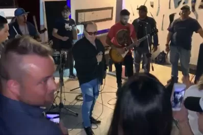 Video: el momento en que se desploma el cantante de Los del Fuego