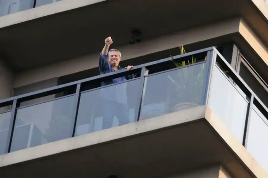 Alberto Fernández salió a festejar en su balcón, después del anuncio.