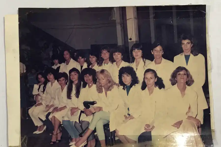 CON SUS COLEGAS DOCENTES. La última de la primera fila es Nelly, siempre desafiante.