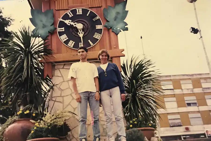 Nelly con uno de sus 19 sobrinos, en el Cucú de Villa Carlos Paz.