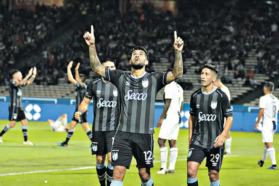 OTRO VALOR. El 2-3 ante Talleres en Córdoba tuvo un sabor muy distinto de la de ayer: marcó dos goles (uno agónico) y lo hizo con nueve hombres. 