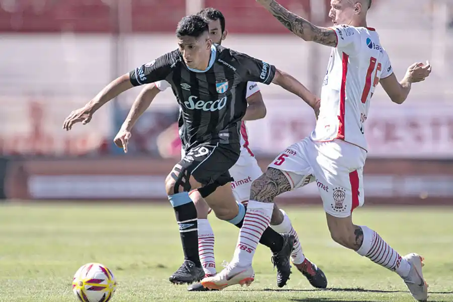 PARA LA ESTADÍSTICA. Con el quinto puesto asegurado, Atlético cerró la Superliga con un 0-2 ante Huracán.