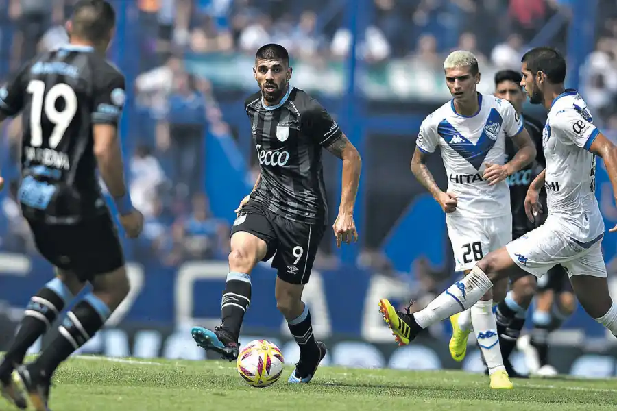 SIN ATENUANTES. En plena lucha por entrar a la Copa Libertadores y luego de perder el trascendental partido ante River, Atlético inició su racha de derrotas contra Vélez, a mediados de marzo. Fue 0-2 ante Vélez y sin merecer mucho más. Leandro Díaz (foto) fue titular.