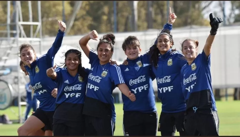 PURA FELICIDAD. Pereyra (penúltima de la foto), está en la lista de 26 jugadores de la selección argentina femenina que tiene posibilidades de jugar el Mundial.  twitter@Argentina