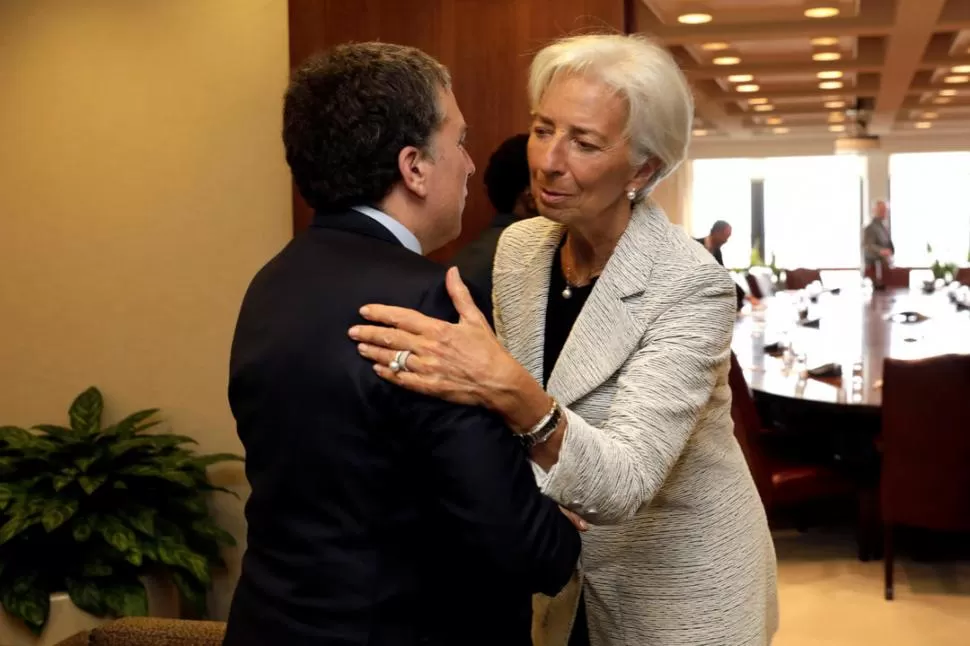ESCENARIO. Nicolás Dujovne aparece junto a la directora gerente del Fondo, Christine Lagarde. El ministro desechó firmar otro convenio. REUTERS