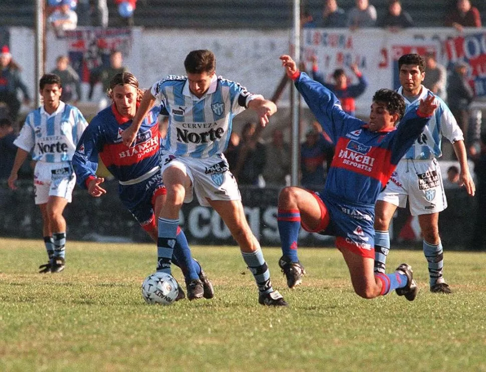 RECUERDO. Czornomaz lleva la pelota en choque de 1999. Al fondo, miran Beltrán y Martínez. Fue el último duelo por serie eliminatoria que jugaron ambos en Victoria. archivo