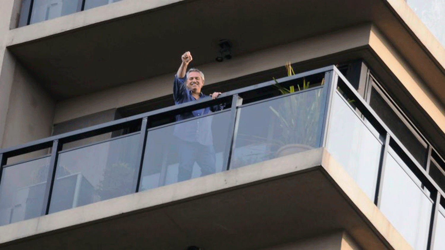 Alberto Fernández salió a festejar en su balcón, después del anuncio.
