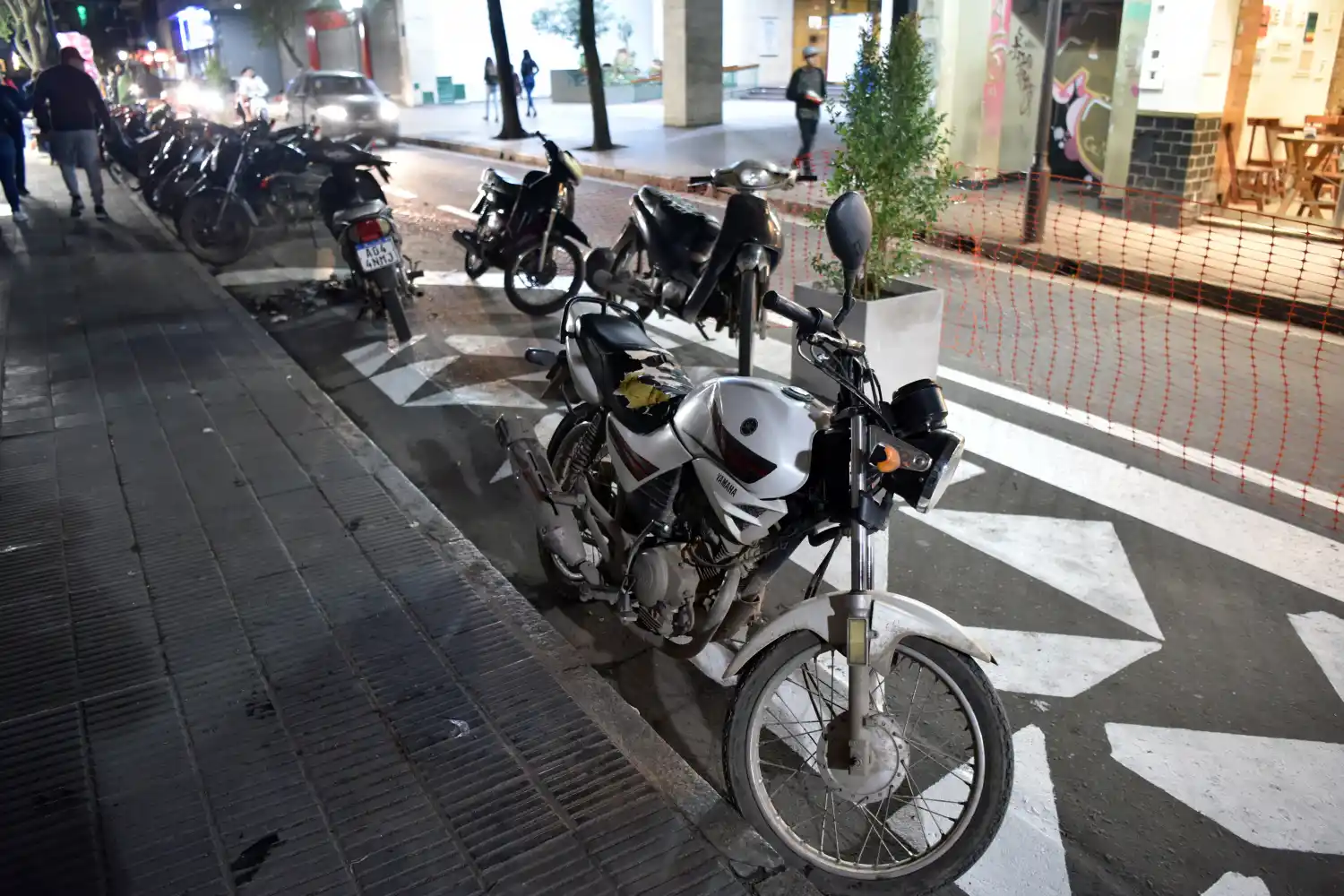 ¿Semi peatonal o estacionamiento de motos?