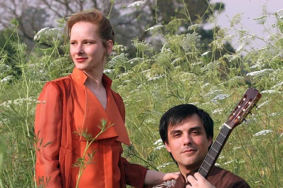 Versos, música y mucha rebeldía en el arranque del Mayo de las Letras