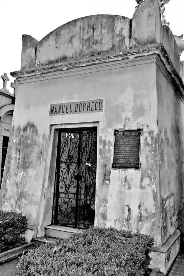 EN LA RECOLETA. El sencillo panteón que guarda los restos de Manuel Dorrego.