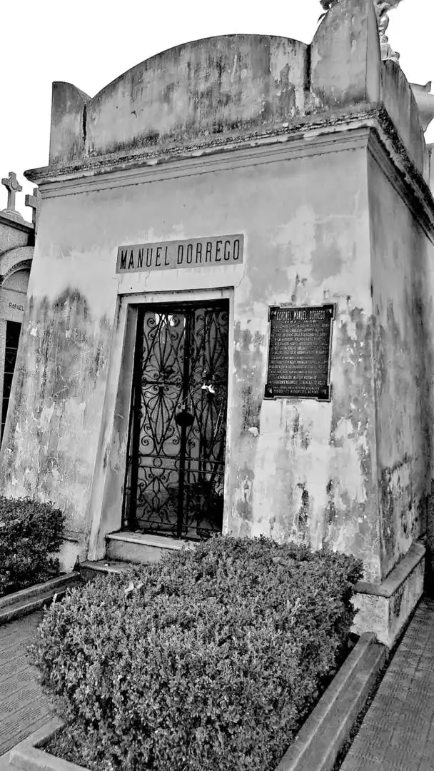 EN LA RECOLETA. El sencillo panteón que guarda los restos de Manuel Dorrego.