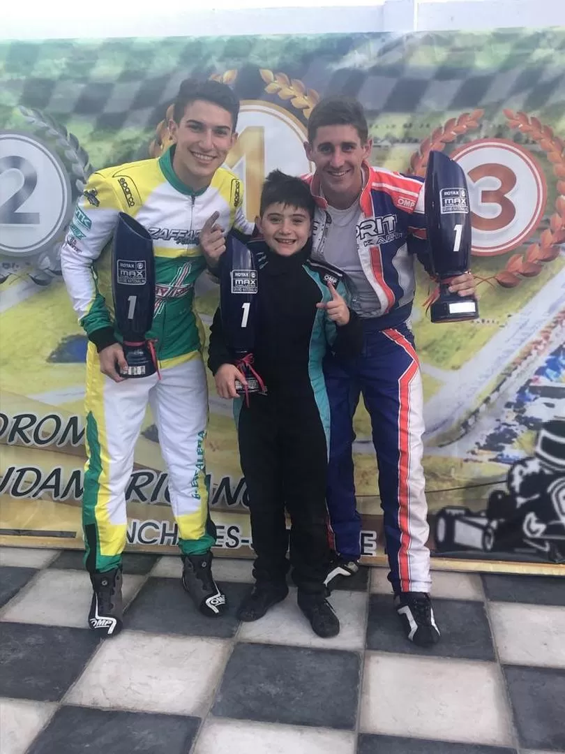 SONRISAS. Gonzalo Escalera, el pequeño Tomás Aráoz y Miguel Ángel Viola vivieron un sábado excelente en la pista. FOTO ROTAX GN 