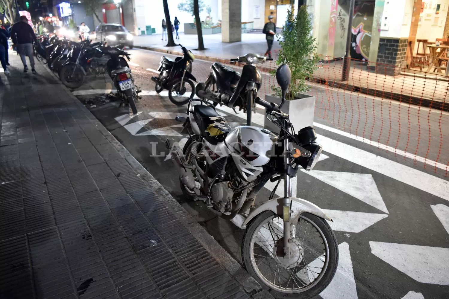 ¿SEMIPEATONAL?. Los motociclistas utilizaron el ensanchamiento de veredas como estacionamiento.
