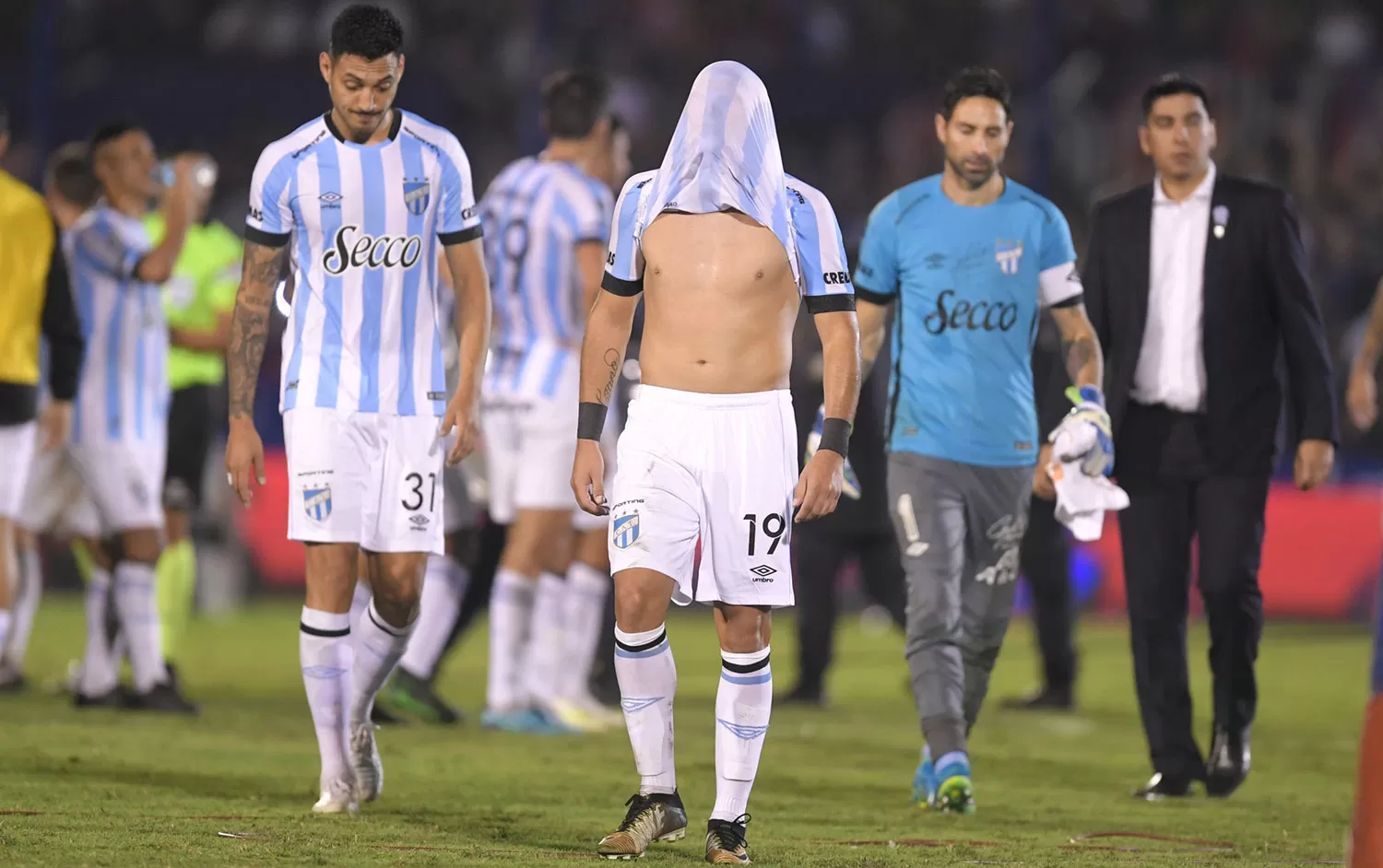 SIN CONSUELO. Los jugadores de Atlético se mostraron decepcionados tras la presentación del sábado. TÉLAM 