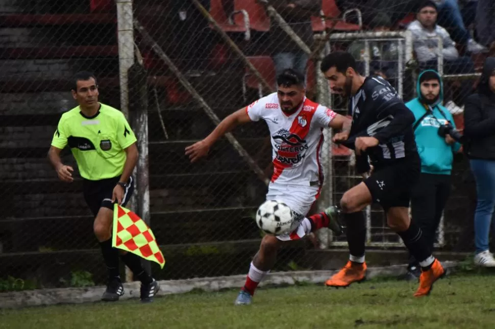 COMPLICÓ. Rojas, delantero de Ñuñorco, es marcado por Rodríguez, de Central. la gaceta / foto de Osvaldo Ripoll