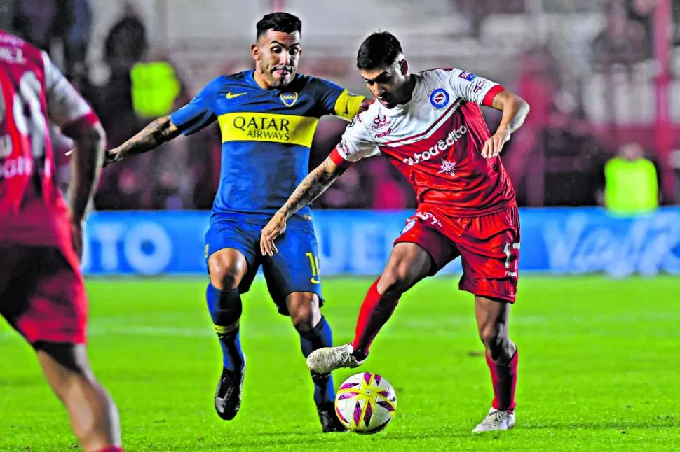 EL ÚLTIMO GOLEADOR. Tevez, que en la foto intenta recuperar la pelota, marcó el último gol para Boca ante Paranaense.  