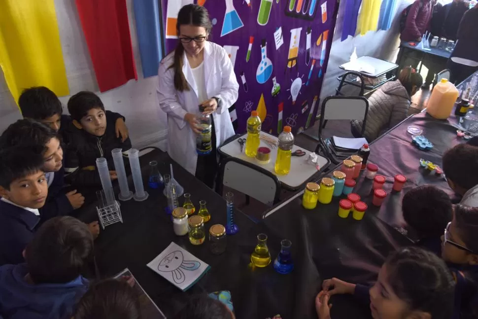 PEQUEÑOS CIENTÍFICOS. Los chicos pueden jugar en el laboratorio de química y aprender sobre las sustancias. la gaceta / fotos de franco vera