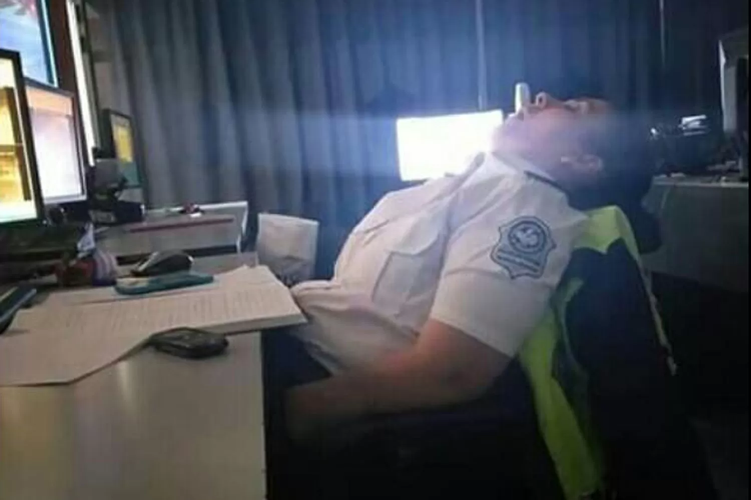 Policías fueron fotografiados mientras dormían en su puesto de trabajo.