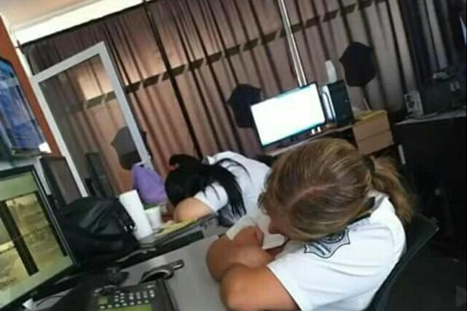 CENTRO DE MONITOREO DE AGUILARES. Policías fueron fotografiados mientras dormían en su puesto de trabajo.