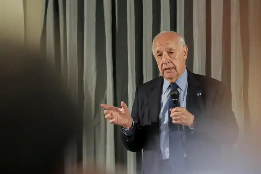 LANZADO. Lavagna disertó ante alumnos; luego confirmó su postulación. télam