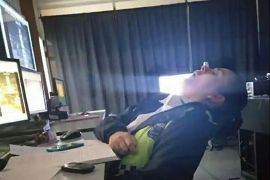 Se viralizaron fotos de policías durmiendo en el Centro de Monitoreo de Aguilares