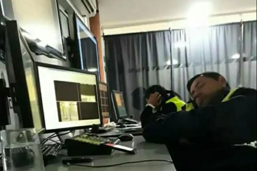 Se viralizaron fotos de policías durmiendo en el Centro de Monitoreo de Aguilares