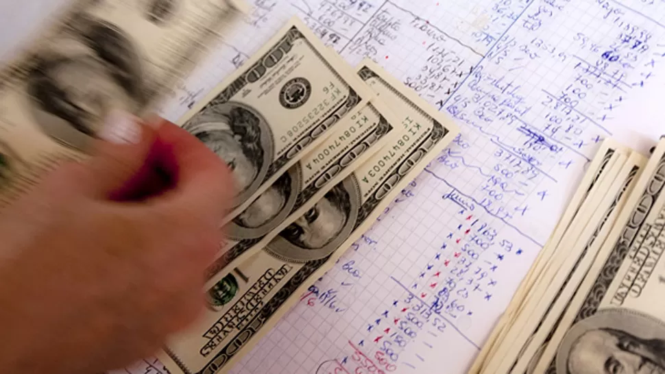 El dólar cedió 38 centavos, a $ 46,04, en un mercado más calmo