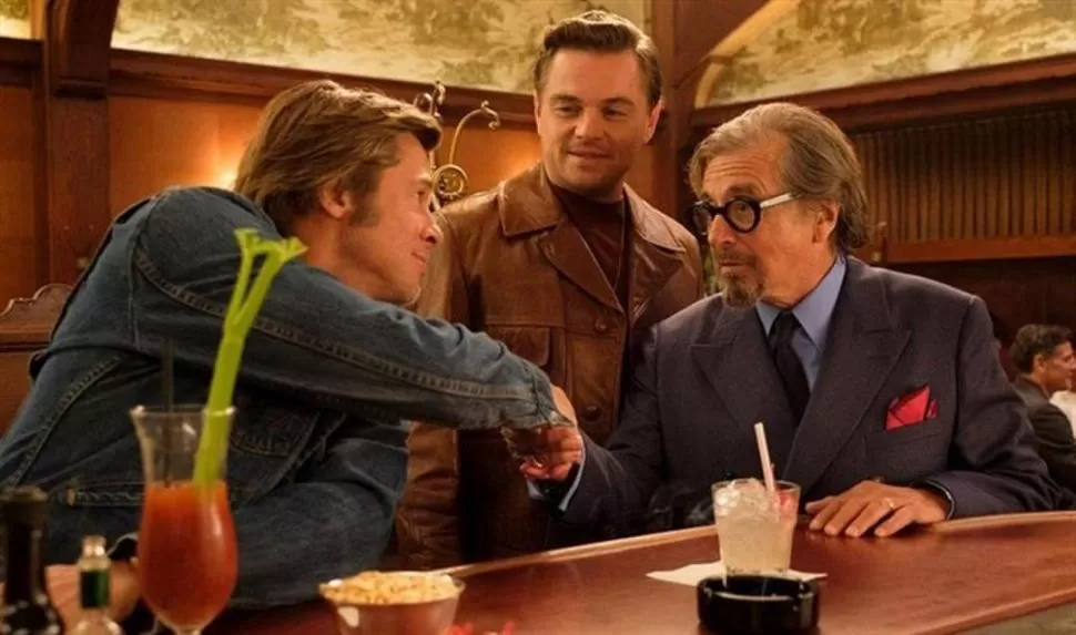 REUNION CUMBRE. Brad Pitt, Leonardo Di Caprio y Al Pacino en una escena de la película de Tarantino. 