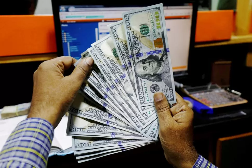 INICIO DE SEMANA EN ALZA. Según los analistas, los inversores “testearon” ayer las precandidaturas presidenciales y forzaron el alza del dólar. Reuters