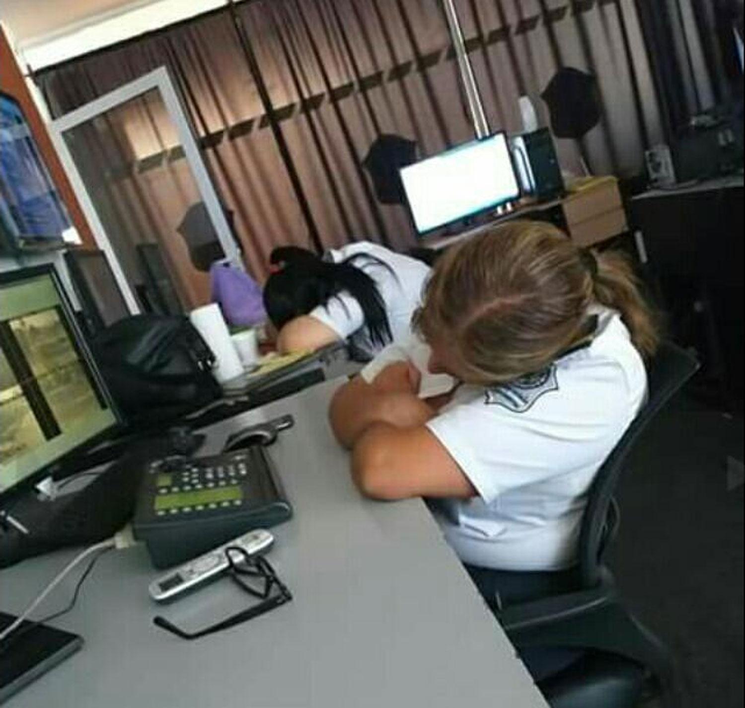 Se viralizaron fotos de policías durmiendo en el Centro de Monitoreo de Aguilares