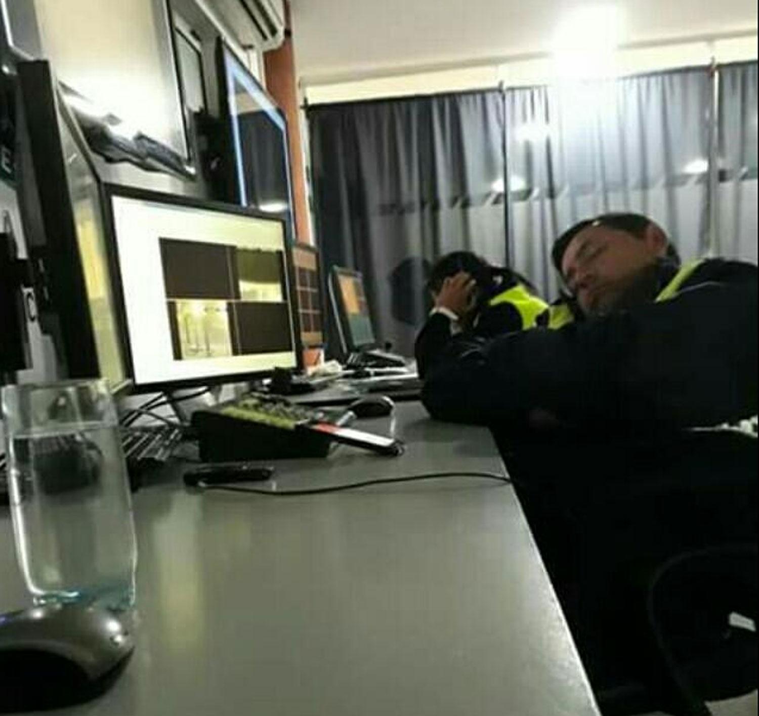 Se viralizaron fotos de policías durmiendo en el Centro de Monitoreo de Aguilares