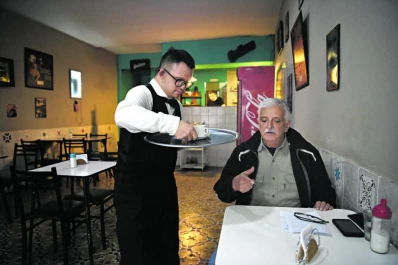 Buenos ejemplos: dos bares tienen como mozos a personas con discapacidad