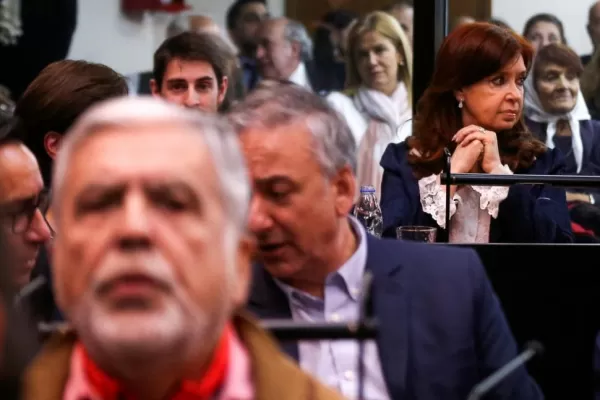 Audiencia inicial: Cristina, lejos de De Vido y atenta al celular