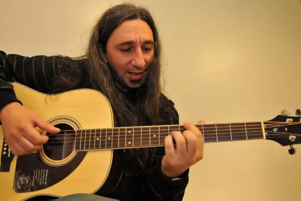 El músico tucumano Topo Encinar presenta en Buenos Aires su disco Aquí en la piel