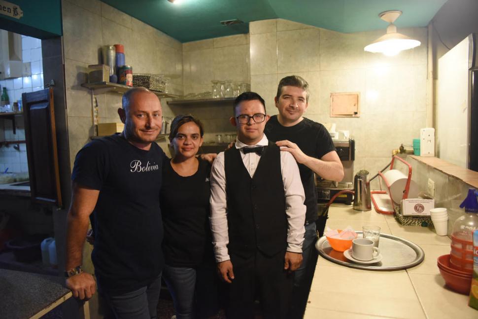 GRUPO DE APOYO. Esteban Rossi, con sus empleados: Nancy, Cristian Ríos (con el moño de mozo) y Claudio.  