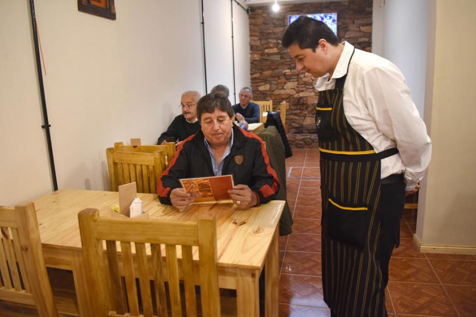 EXPERIENCIA. En el bar Up, esta vez Luciano Maza le servirá un café a su padre José, que también es mozo. LA GACETA / FOTOS DE ANALÍA JARAMILLO.-