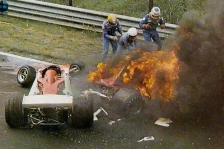 EN LLAMAS. El accidente en Nurburgring cambió para siempre la vida de Lauda. 