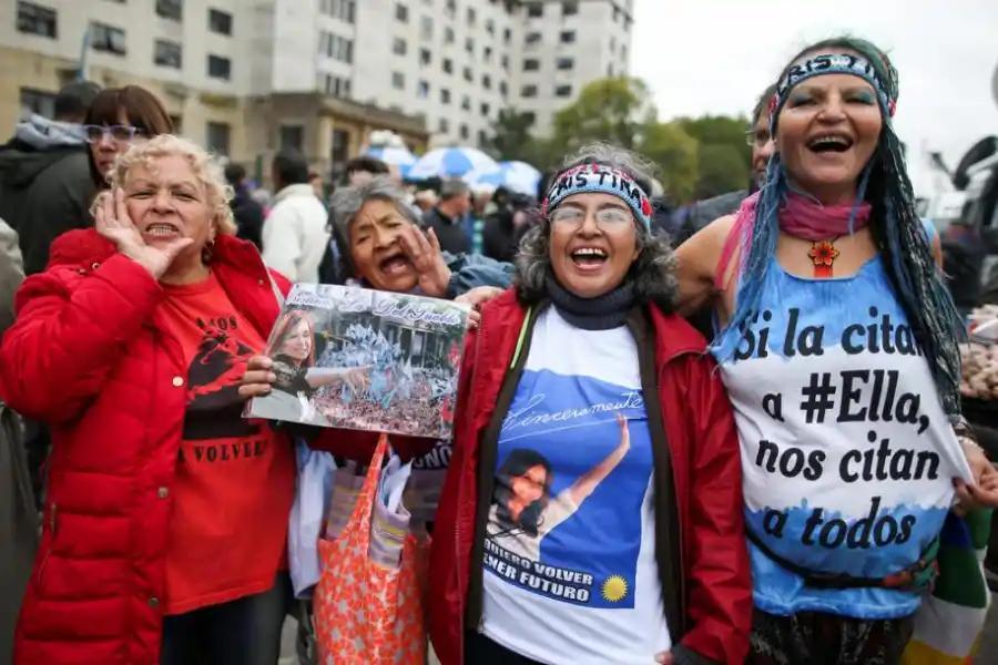 Audiencia inicial: Cristina, lejos de De Vido y atenta al celular