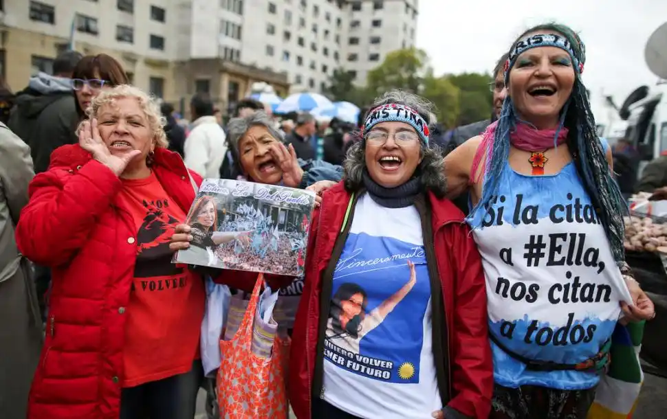 Audiencia inicial: Cristina, lejos de De Vido y atenta al celular