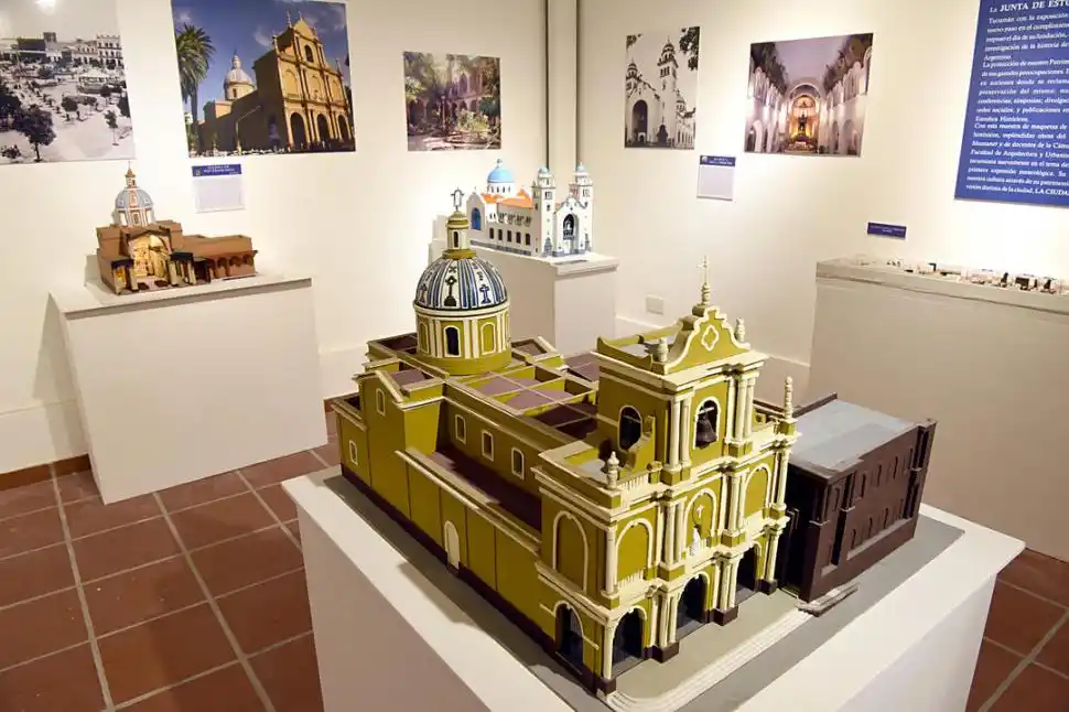 TEMPLO DE SAN FRANCISCO. El edificio de tres naves con su bella cúpula y sus vitrales iluminados. 