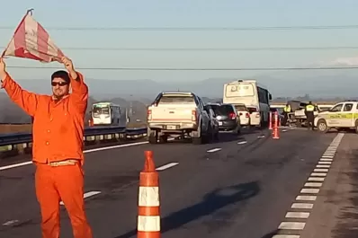 Dos camionetas chocaron en la autopista y el tránsito fue reducido en Los Aguirre