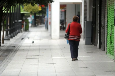 Por el feriado y el paro en el transporte, el sábado no abrirán los comercios