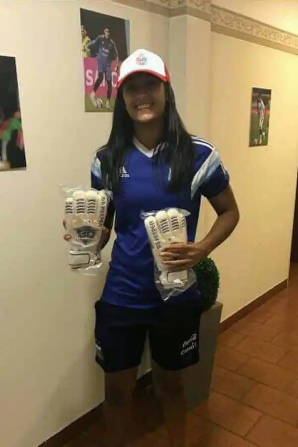 PURA FELICIDAD. Solana muestra los guantes en el predio de la AFA, en Ezeiza.  