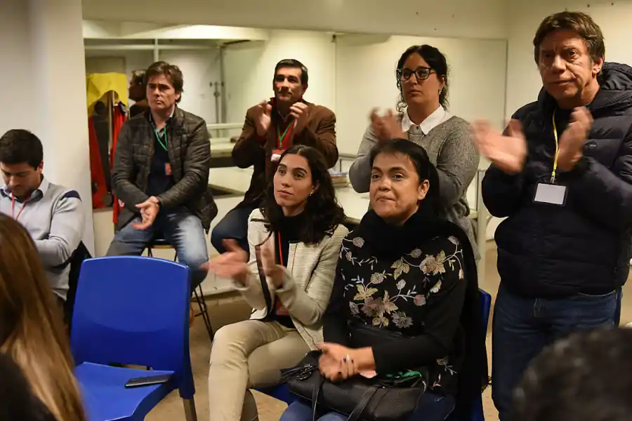 Aplausos y risas entre las hinchadas